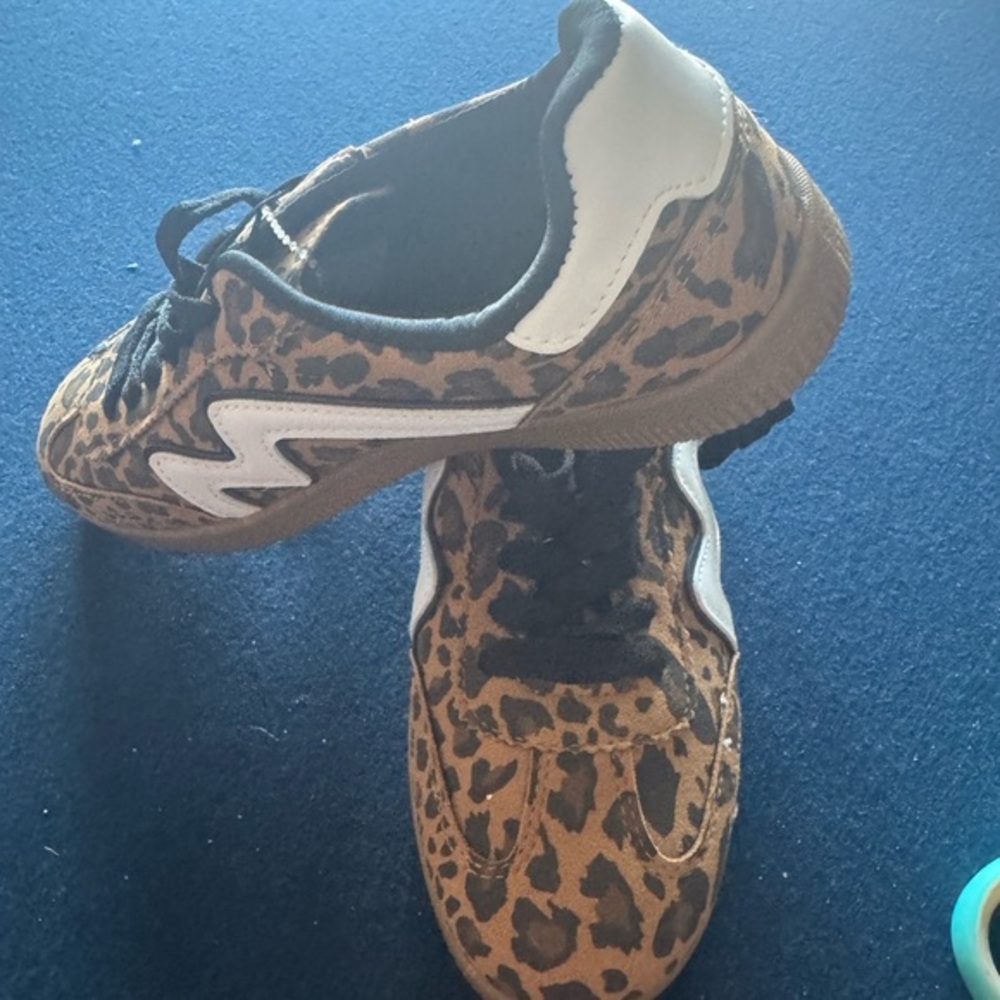 MADDEN GIRL G KICKER- this season‘s hottest shoe
Hard to find,but you can get it